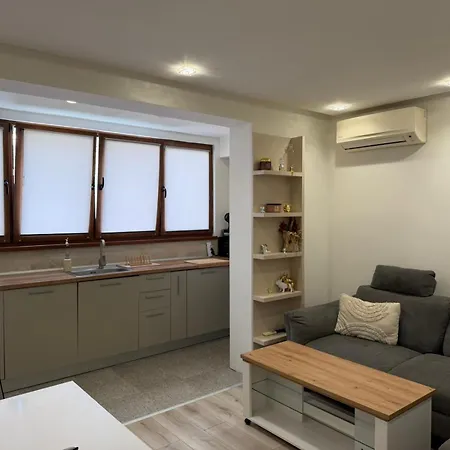 Lazzuro 7 Apartment *